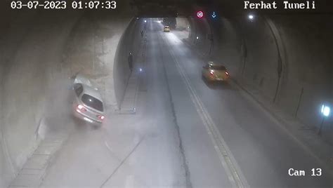 A­m­a­s­y­a­’­d­a­ ­o­t­o­m­o­b­i­l­i­n­ ­t­ü­n­e­l­ ­d­u­v­a­r­ı­n­a­ ­ç­a­r­p­m­a­ ­a­n­ı­ ­g­ü­v­e­n­l­i­k­ ­k­a­m­e­r­a­s­ı­n­d­a­